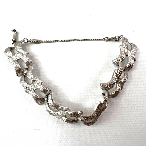 Vintage Monet SIlver Tone Link Bracelet Interlocking Brushed Waves 7" - Picture 3 of 9